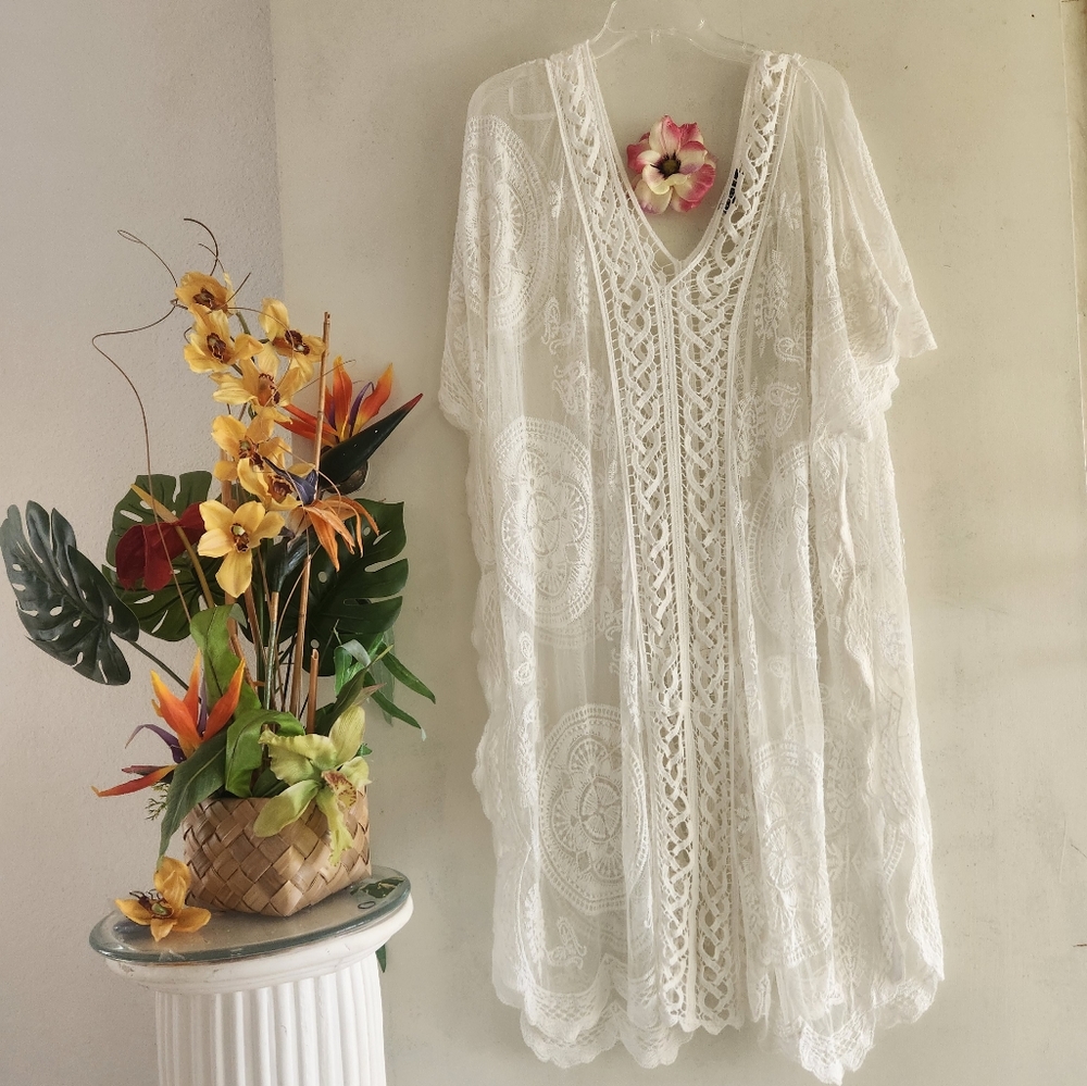 Very J Beautiful White Lace EUC Small/Medium Beach Cover-up